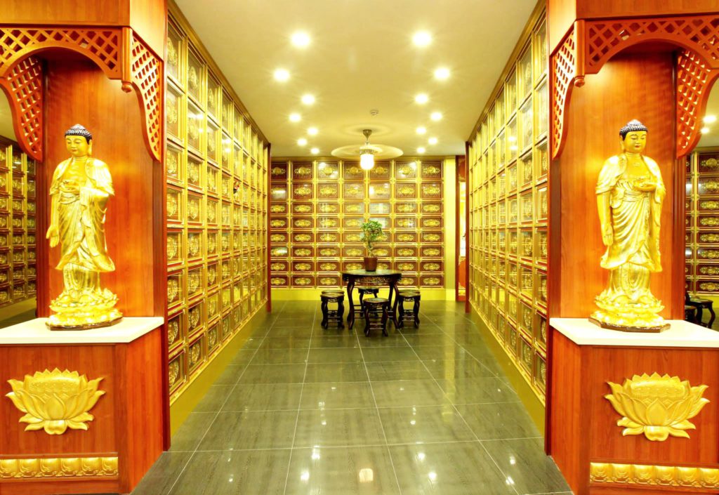 Suite-12-莲花阁 The walls of this columbarium suite are arranged in the form of columns like a book shelf, brings about a mix of sophistication and tradition. 此骨灰塔是由像书架一样的柱子排列组成, 呈献出精致和传统的结合。Video / 视频