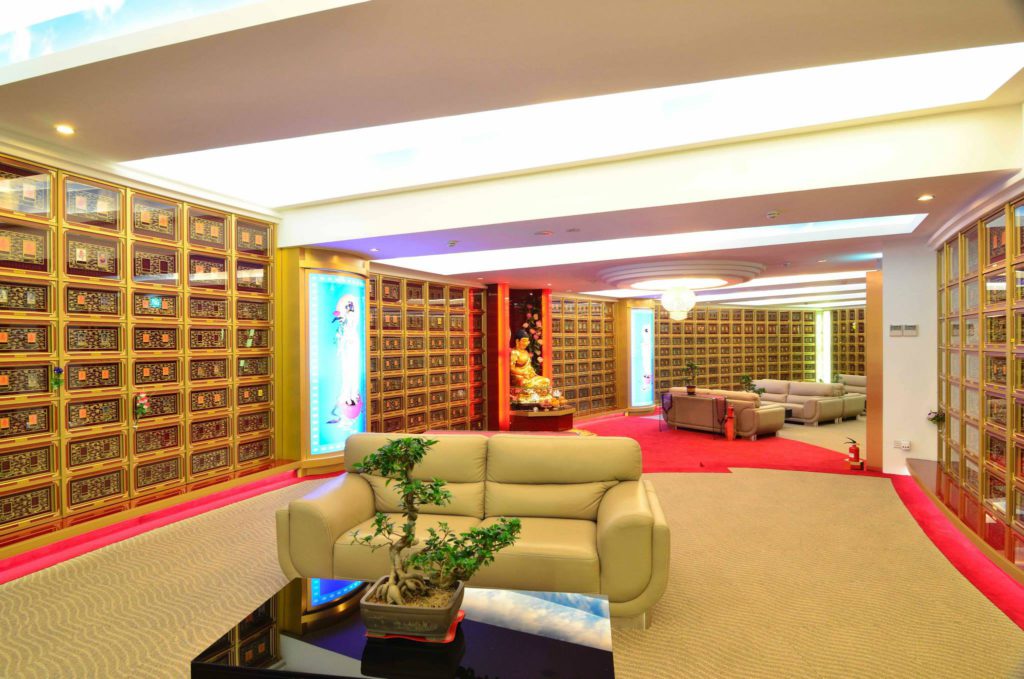 Suite-2-怀恩阁 The statue of Buddha placed inside this columbarium offers blessings and best wishes for all dearly departed. 这间骨灰殿内的佛像为所有的骨灰位祈福和保佑子孙后代。