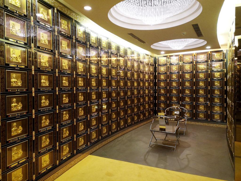 Suite-13A-永乐阁 This columbarium has mixture of gold surface and elegant sculptures, exuding a quiet charm, alike to the spiritual state of the ancestors. 此灵骨塔混合着金色的表面和优雅雕塑, 散发出宁静的魅力。Video / 视频