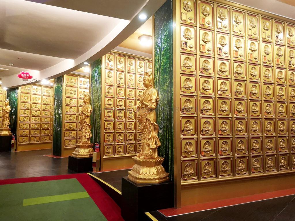 Suite-11-蓬莱阁 The walls of this columbarium suite are arranged in the form of columns like a book shelf, brings about a mix of sophistication and tradition. 此骨灰塔是由像书架一样的柱子排列组成, 呈献出精致和传统的结合。Video / 视频