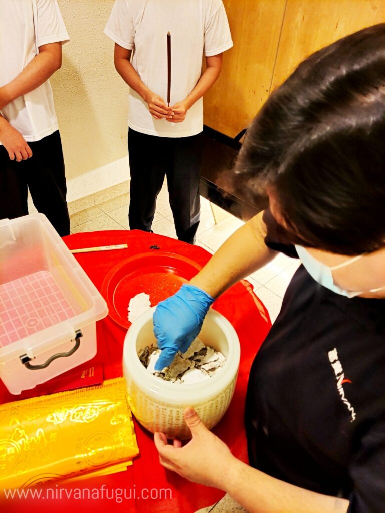 Once the ashes are collected, the Buddhist funeral services team from Nirvana, will prepare the Departure Ceremony for the deceased