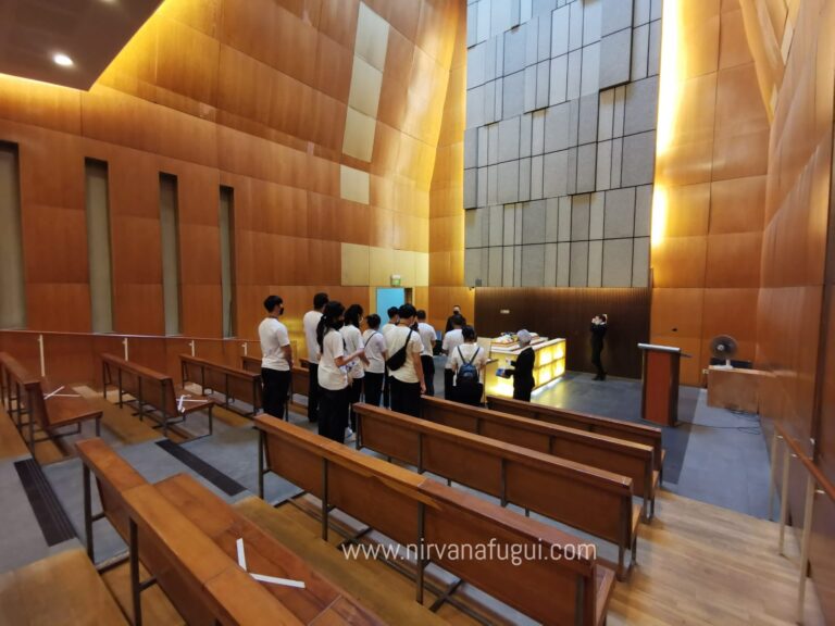 A simple send-off prayer ceremony at Mandai crematorium. Usually, the cremation fee is included in a Buddhist funeral package