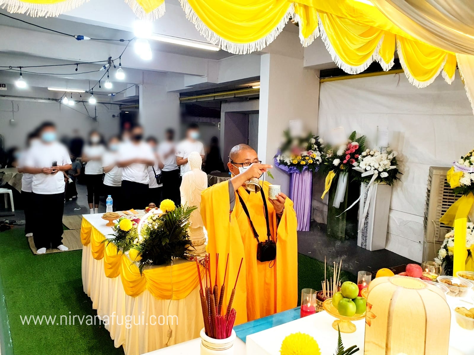During a Buddhist funeral rite, the children, grandchildren, and younger relatives of the deceased gathered and pray for their beloved deceased