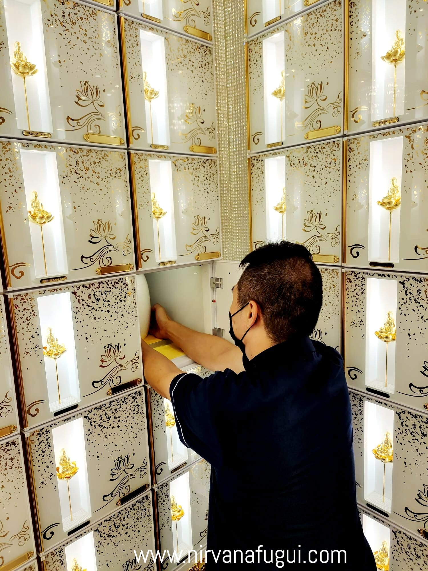 Place urn into the niche of columbarium