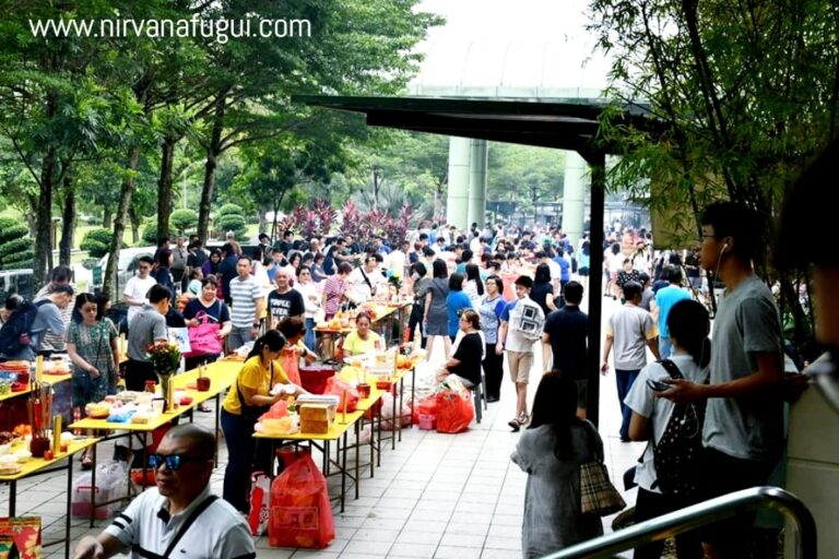 The columbaria will usually be more crowded from late morning onwards