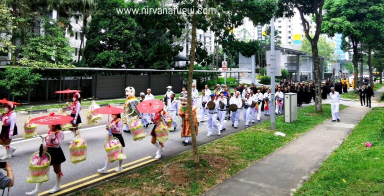 超过100人的送殡队伍包括富贵山庄全体工作人员，师父，结缘团，大头娃娃和传统殡仪乐队