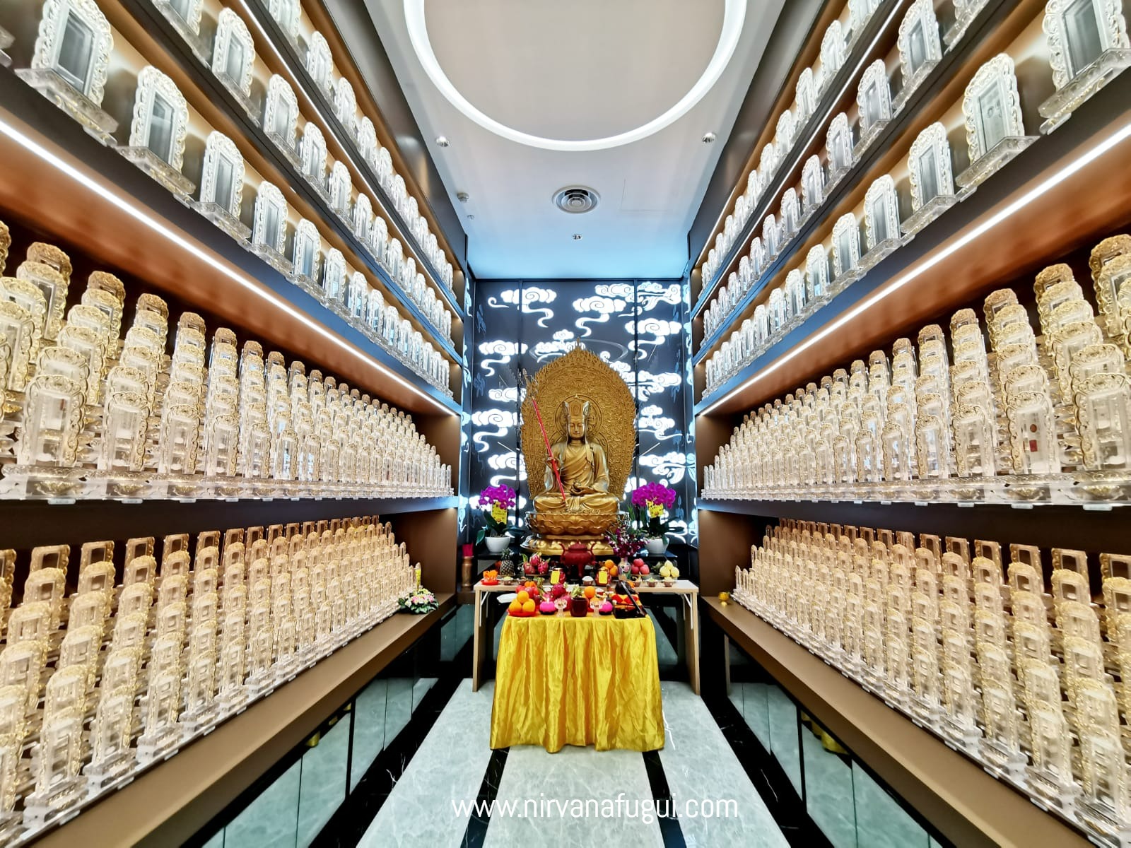 This columbarium consists of freehold ancestral tablets next to majestic Buddha at the main hall.