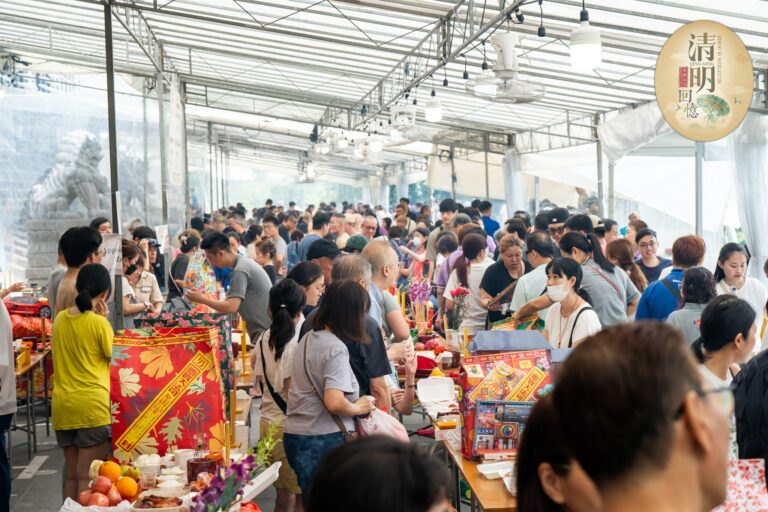 到访者可在B座1层大厅外指定区域进行祭拜