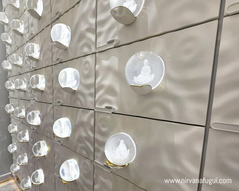 The door panel of each columbarium niche is built with crystal Buddha design.