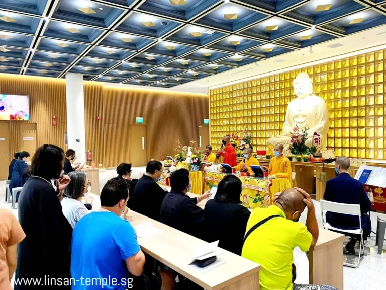 Visitors gathered in Lin San Temple for the prayer