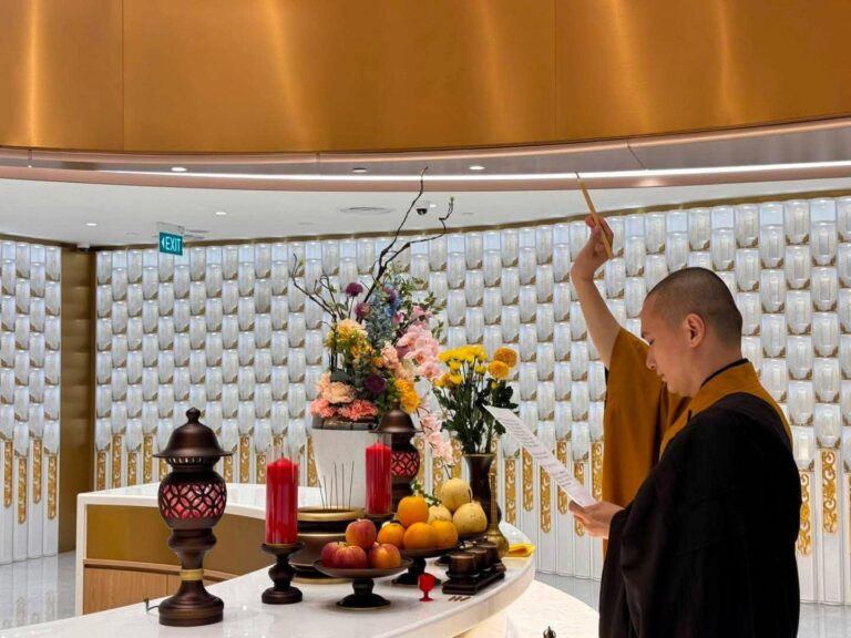 Prayer ceremony at ancestral tablet hall