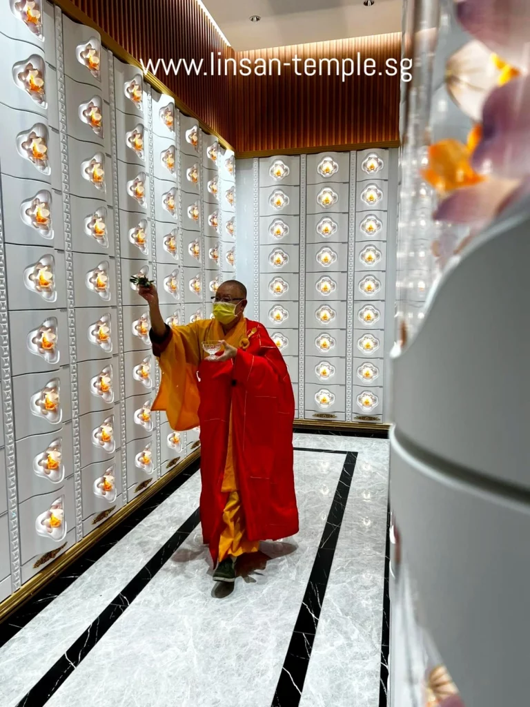 法师为骨灰位举行撒净祈福仪式